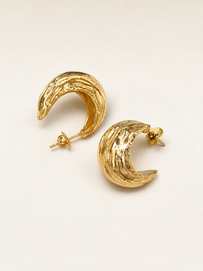 Aura Sculpted Hoop Earrings – 18K Gold Plated Stainless Steel