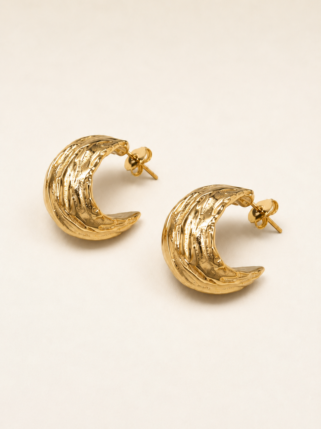 Aura Sculpted Hoop Earrings – 18K Gold Plated Stainless Steel