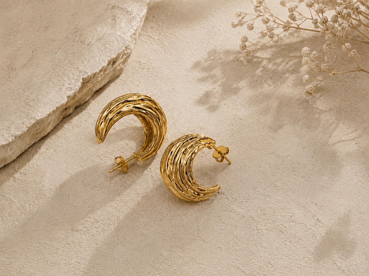Aura Sculpted Hoop Earrings – 18K Gold Plated Stainless Steel